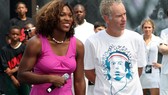 John McEnroe rất thân thiết với Serena Williams trong nhiều sự kiện quần vợt bên lề