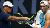 Toni Nadal (trái) tin rằng Nadal sẽ cân bằng 19 Grand Slam của Federer