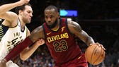 LeBron James (phải) bất lực ngăn chận đà suy thoái của Cavs