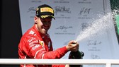Sebastian Vettel khui champagne với nụ cười trên môi