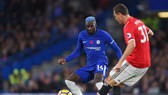Bakayoko "tóc xanh" đối mặt với Matic trong trận Chelsea thắng MU 1-0