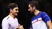 Roger Federer (trái) đã toàn thắng 3 trận ở London