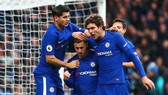 Các cầu thủ Chelsea chia vui cùng Hazard
