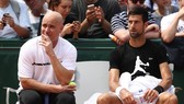 Andre Agassi (trái) và Novak Djokovic