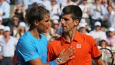 Rafael Nadal (trái) và Novak Djokovic