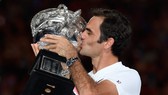 Roger Federer sung sướng hôn chiếc cúp vô địch Australian Open 2018