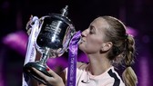 Petra Kvitova hôn chiếc cúp vô địch St.Petersbourg Ladies' Trophy