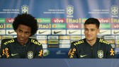Willian (trái) và Coutinho trong buổi họp báo trước trận Nga - Brazil