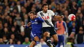 Hazard (trái) luôn tỏa sáng khi đối đầu với Tottenham