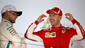 Vettel (phải) vui mừng với chiến thắng