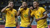 Neymar (giữa) đánh giá cao 2 người đồng đội Coutinho (phải) và Jesus