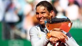 Rafael Nadal và chiếc cúp vô địch Monte Carlo Masters 2018