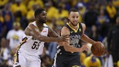 Stephen Curry (phải)