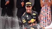 Daniel Ricciardo khui champagne mừng chiến thắng