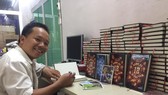 Tác giả Dũng Phan và cuốn sách "Bóng đá - 12 vì tinh tú"