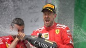 Sebastian Vettel khui champagne ăn mừng chiến thắng