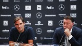 Roger Federer (trái) trong buổi họp báo trước giải