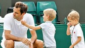 Roger Federer chơi đùa với 2 con trai sinh đôi