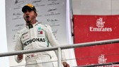 Lewis Hamilton ăn mừng chiến thắng phép màu