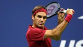 Roger Federer "bay lượn" trên sân Trung tâm