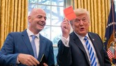 Tổng thống Trump khoe chiếc thẻ đỏ mà ông được nhận từ Chủ tịch Gianni Infantino