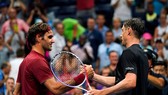 Federer (trái) đã phải nói lời tạm biệt US Open 2018