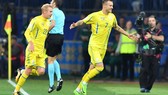 Yarmolenko ăn mừng sau pha lập công giúp tuyển Ucraina đánh bại Slovakia