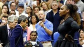 Serena đứng chống nạnh khi trọng tài Carlos Ramos rời sân