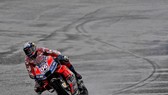 Dovizioso giành chiến thắng trên đường đua trơn trượt ở Valencia