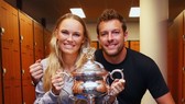 Caroline Wozniacki và David Lee với chiếc cúp vô địch Australian Open 2018