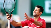 Roland Garros: Lọt vào vòng 3, Novak Djokovic cân bằng kỷ lục 70 trận thắng của Roger Federer