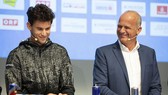 Ông Straka (phải) đã thuyết phục được Djokovic tham gia Vienna Open 2020