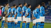 Các cầu thủ Napoli đều mặc áo số 10 để tưởng niệm Maradona