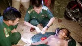 Cán bộ Đồn Biên phòng Mỹ Lý đang sơ cứu cho bà Chuẩn. Ảnh: H.P