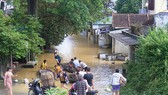 Xóm làng bỗng chốc biến thành sông