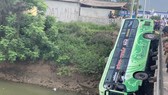 Xe khách lao xuống sông, 1 người chết, 5 người bị thương nặng