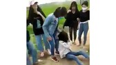 Nhóm nữ sinh thay nhau đánh em L.T.L. .Ảnh cắt từ clip