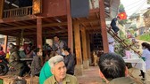 Gia đình chuẩn bị lo an táng cho Thiếu tá Vi Văn Luân tại thị trấn Mường Lát. Ảnh: T.Th.