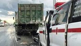 Xe cứu thương tông đuôi xe tải, 4 người bị thương