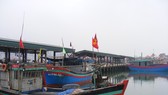 Vào bờ tránh bão, 2 ngư dân Nghệ An rơi xuống biển mất tích
