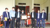 Chủ tịch UBND tỉnh Thanh Hóa tặng Bằng khen cho anh Trung Văn Nam dũng cảm cứu cháu bé trong hỏa hoạn