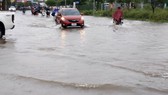 Mưa lớn tại Thanh Hóa, Nghệ An gây ngập úng nhiều nơi, một cháu bé bị nước cuốn mất tích