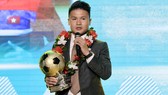 Quang Hải chia sẻ cảm xúc khi nhận Quả bóng Vàng Việt Nam 2018. Ảnh: HOÀNG HÙNG