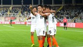 "Siêu tiền đạo" Sunil Chhetri ăn mừng cùng các đồng đội sau khi ghi bàn
