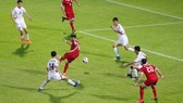 Các cầu thủ CHDCND Triều Tiên (áo trắng) phòng thủ trước một pha tấn công của Lebanon
