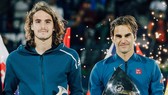 Stefanos Tsitsipas (trái) trong buổi lễ trao giải của Dubai Championships 2019