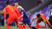 Messi Thái tả xung hữu đột trong vòng vây của các tuyển thủ Trung Quốc