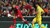 Ronaldo tung cú dứt điểm... không thành bàn trong trận đấu với Ucraina