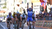 Julian Alaphilippe ăn mừng sau chiến thắng ở Milan-San Remo