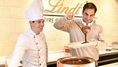 Roger Federer dành thời gian nghỉ ngơi thăm một cửa hàng chocolate của Lindt, nhãn hàng mà anh làm Đại sứ thương hiệu